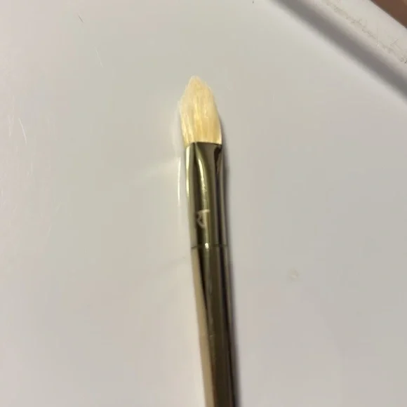 Real Techniques Bold Metals Collection 102 Triangle Concealer Brush - Picture 4 of 9
